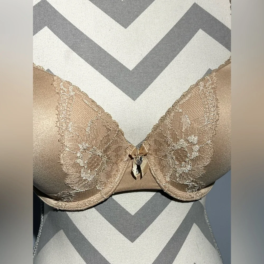 Victoria’s Secret Elegant Tan Lace Bra‎